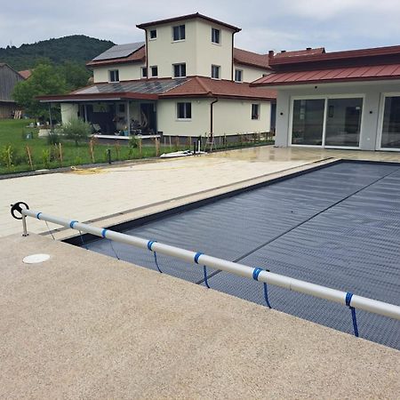 Apartmani Fenestra Tesla I Faust Otočac Esterno foto