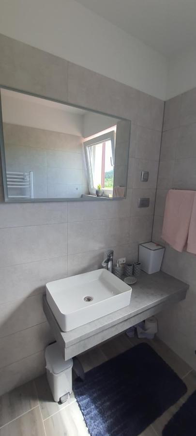 Apartmani Fenestra Tesla I Faust Otočac Esterno foto