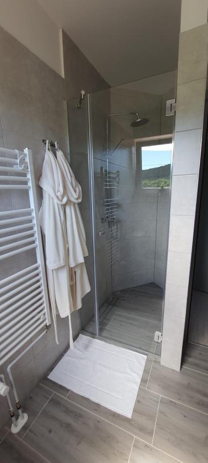 Apartmani Fenestra Tesla I Faust Otočac Esterno foto