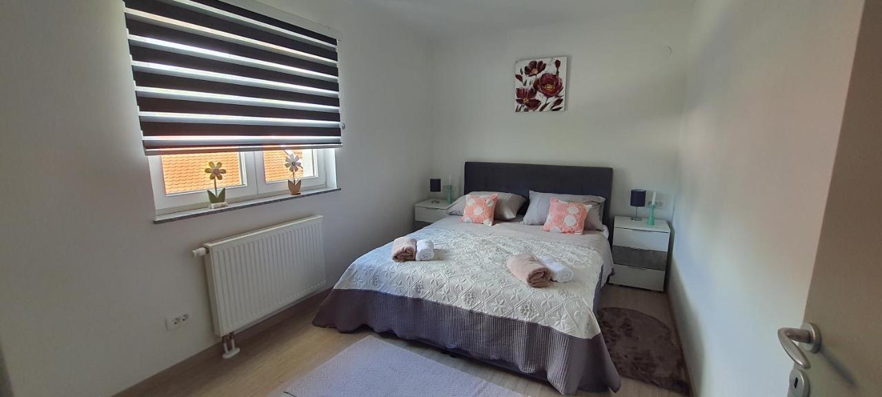 Apartmani Fenestra Tesla I Faust Otočac Esterno foto