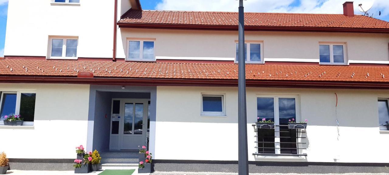 Apartmani Fenestra Tesla I Faust Otočac Esterno foto